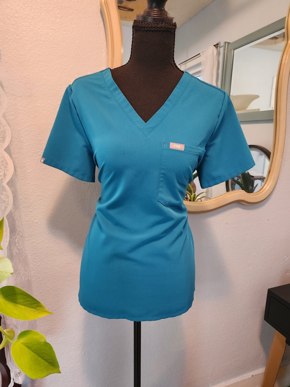 Figs Women's V-Neck Scrub Top in Teal